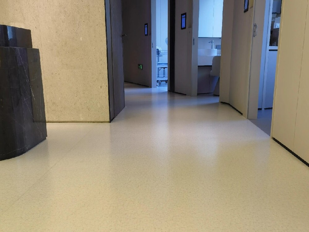 同質(zhì)透心地板與復(fù)合PVC地板的區(qū)別，看完就會選